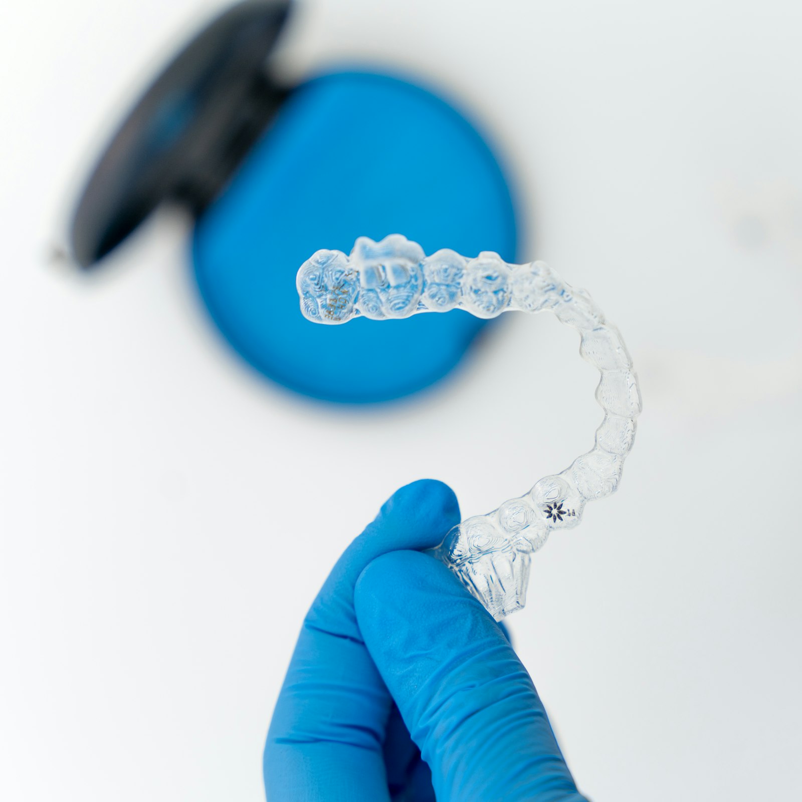 Alineador dental transparente sujeto con la mano