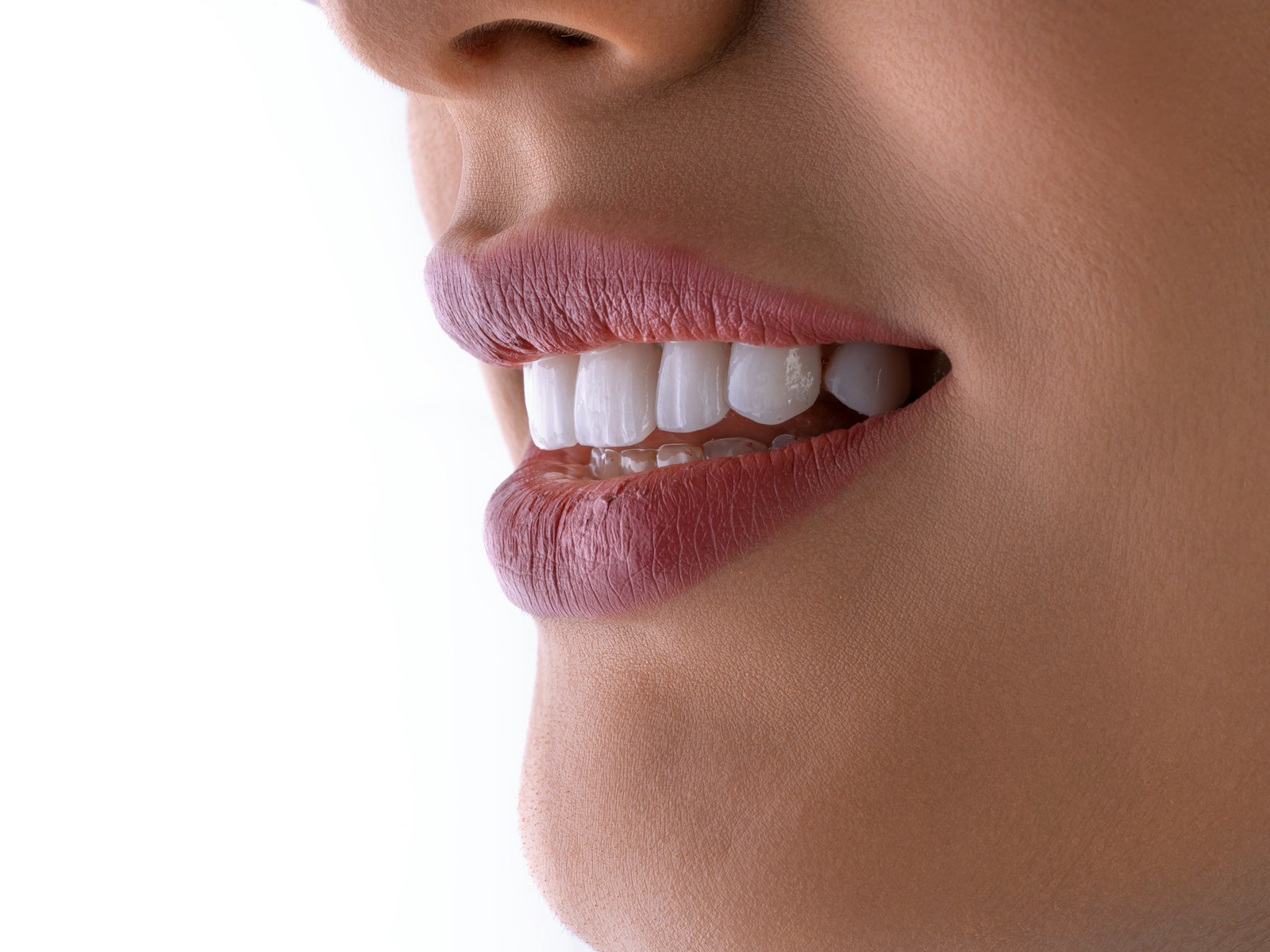 Detalle de una sonrisa con dientes cuidados