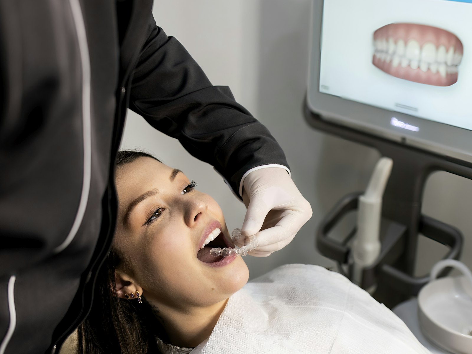 Dentista tomando registros de la boca de un paciente con un escáner intraoral