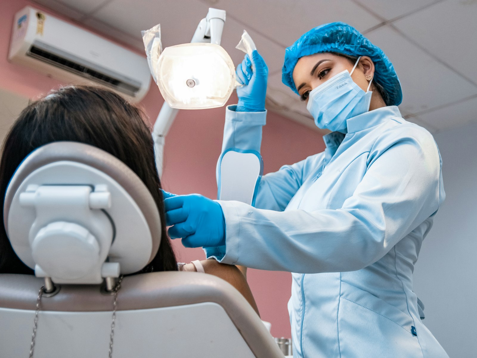 Limpieza dental profesional a una paciente