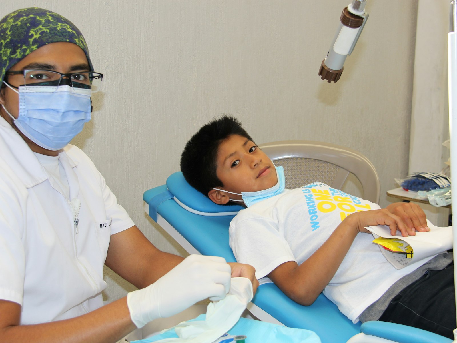 Niño en el sillón del dentista durante una revisión